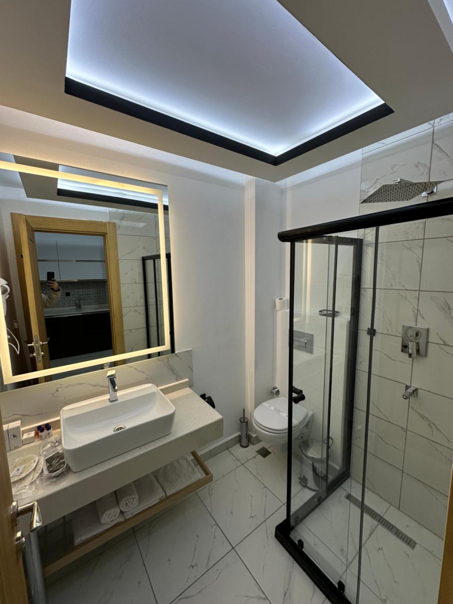 Kt & Otel *